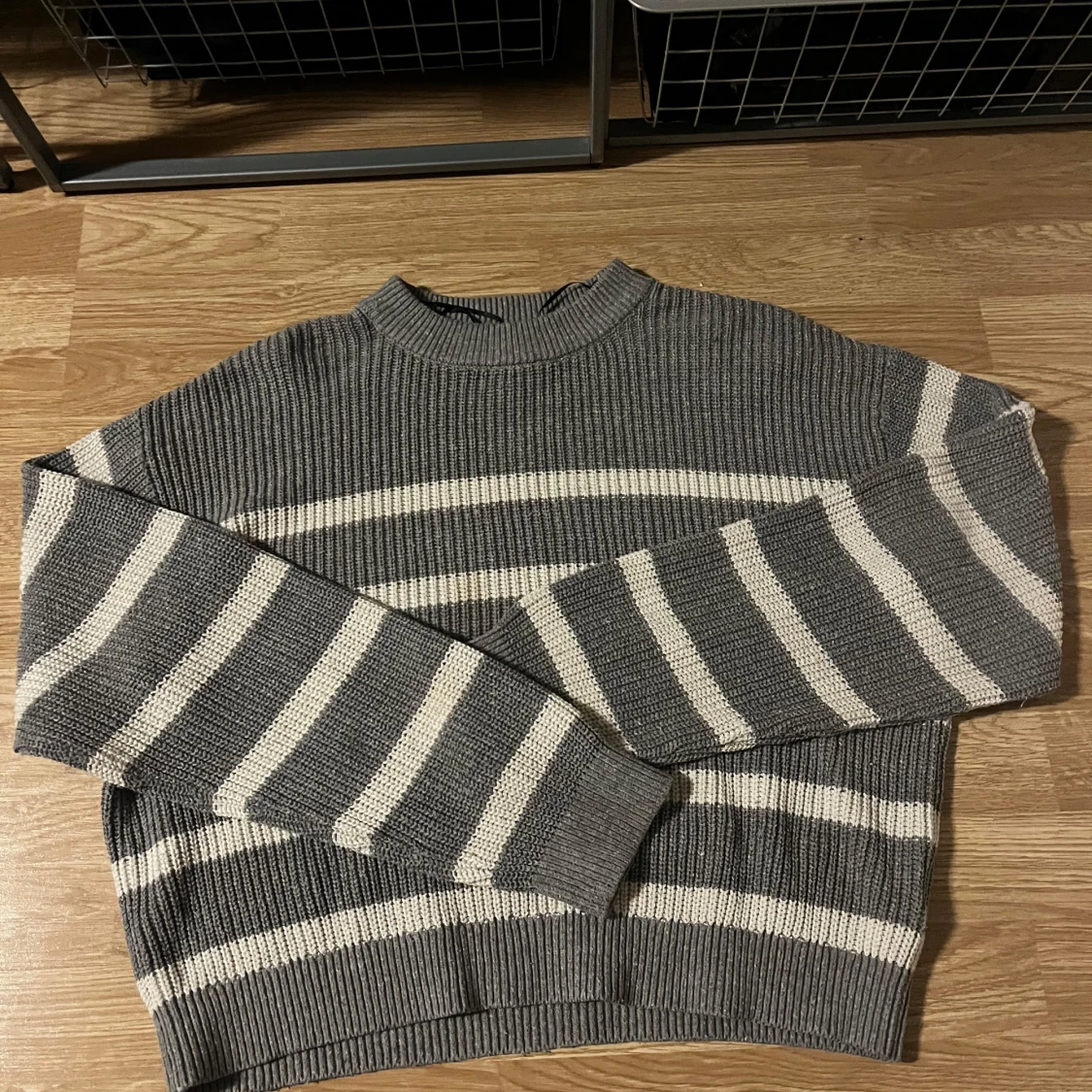 Grå och vit randig tröja från H&M