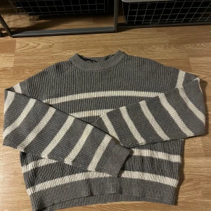 Grå och vit randig tröja från H&M - Säljer min grå randiga stickade tröja ifrån h&m, den är knappt använd! Köparen står för frakten 💕