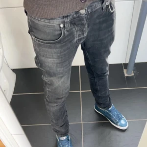 Nudie Jeans - Snygga svarta jeans från Nudie Jeans.det är Unisex så det passar borde killar och tjejer men skulle säga att de passar killar mycket bättre. ny pris är cirka 1500kr. Det är inga problem med det över huvud taget. Det är även en väldigt bra investering om du håller på med att sälja kläder online. Skulle säga att Skicket är 8/10 för det är lite smutsiga men det går bort i tvätten.