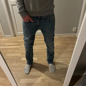 Replay jeans - Ljusa Replay jeans i modellen Rocco som är i riktigt bra skick. Storlek: W28 L32. Personen på bilden är 179 och väger 63, hör av dig vid funderingar🙌🤩