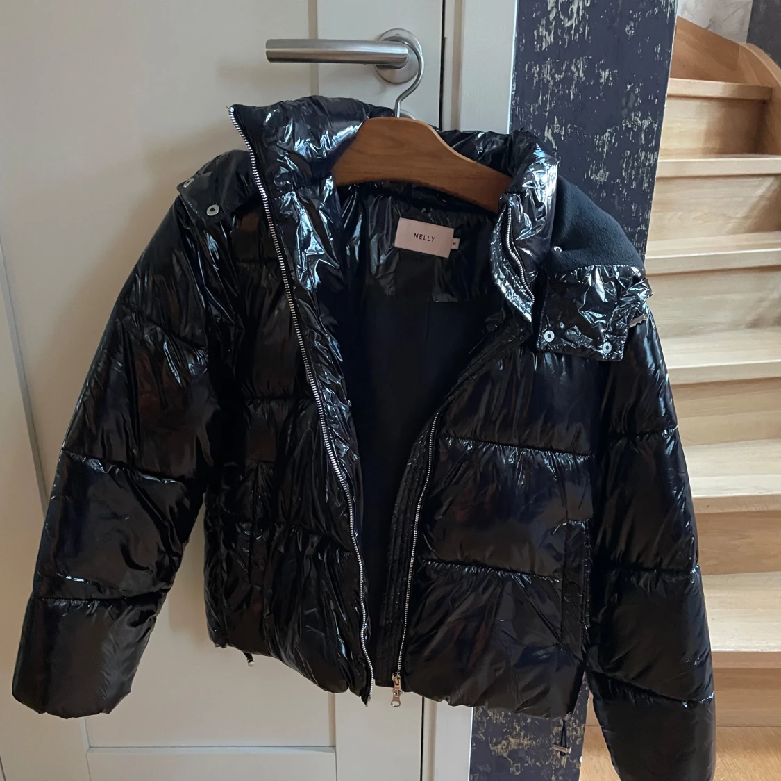 Svart glansig pufferjacka från Nelly - 2