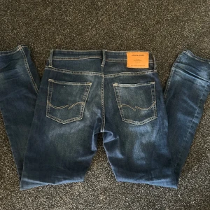 Jack and Jones jeans - säljer nu mina Jack & Jones jeans / väldigt bra skick / Wide 29 Length 32 / snabb affär=bättre pris / nypris 800kr mitt pris 299kr / hör av dig vid minsta fundering💯