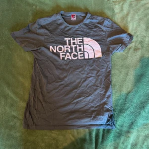 The North Face T-shirt - Grön T-shirt från The North Face, storlek M i bra skick, behöver endast strykas.