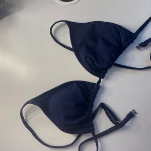 Mörkblå bikini  - Snygg överdel marinblå bikini. Säljer pågrund av att den är för stor🤍  Aldrig använd