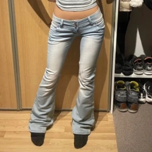 Lågmidjade bootcut jeans - Extremt snygga super ljusblå och Lågmidjade bootcut jeans, aldrig använda i perfekt skick. Perfekt nu till vår och sommar💞❤️