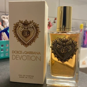 Dolce & Gabbana Devotion Eau de Parfum - Dolce & Gabbana Devotion Eau de Parfum 100ml flaska, nyköpt! Doften har noter av kanderad citrus, apelsinblomma och vanilj💐Endast testsprutat 1 sprut