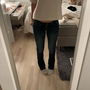Ltb jeans - Mörkblå ltb jeans, storlek W25 L34, jag är 175. Slitningar längst ner pågrund av att dem blivit trampade på 💗