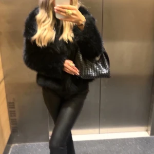 Svart päls!!!  - SUPERSNYGG päls från dressy! 🤍 använd men inga defekter!!! 