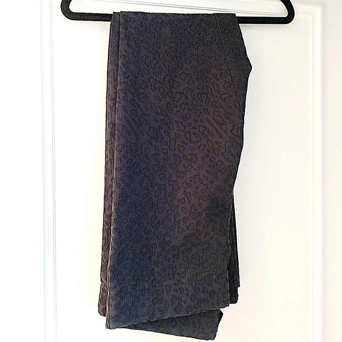 Svarta leopardmönstrade byxor från H&M - 4