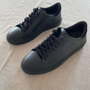 Arigato skor - Axel Arigato - Strl: 41 - Mycket bra skick - Nypris: 2500kr - Mitt pris: 599kr - hör av dig vid funderingar 💫