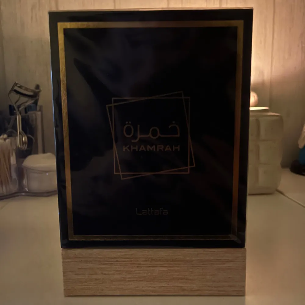 Säljer en helt ny oöppnad elegant parfym från Lattafa, Khamrah. Förpackningen är stilren i svart med gyllene detaljer och arabiska inskriptioner. . Perfume.