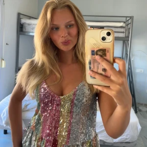 Glittrig top med paljetter - Säljer en färgglad glittrig top med paljetter från Zara. Toppen har en djup v-ringning och är perfekt för festliga tillfällen. Den är ärmlös och har en kort längd. Perfekt festtop och utomlandstop🌺🌺🌺