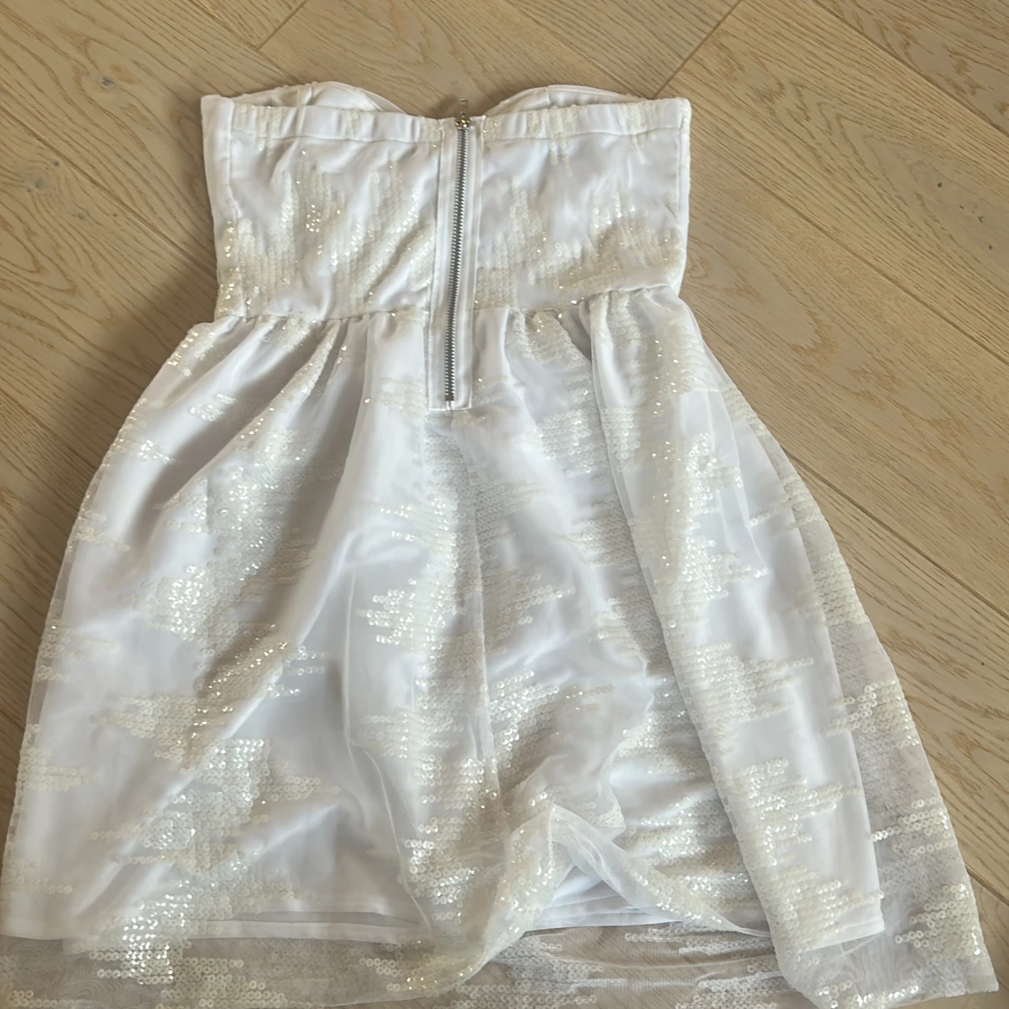 Vit axelbandslös klänning (storlek s) - 1