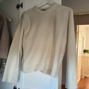 Beige stickad tröja från Gina Tricot - Säljer en stilren beige stickad tröja från Gina Tricot i storlek XS. Tröjan har en klassisk rund hals och långa ärmar med ribbade muddar. Perfekt för en mysig och avslappnad look. Har blivit lite beige i färgen men ska egentligen vara vit 