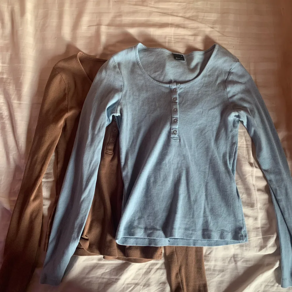 Säljer en ljusblå långärmad topp från Gina Tricot. Toppen har en rund halsringning och knappar framtill. Perfekt för en avslappnad stil. kan säljas tillsammans med den bruna för ett lägre paketpris! storlek m men passar även s.. Neuletakit & Villapaidat.