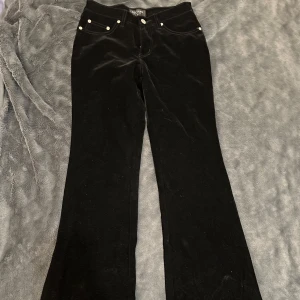 svarta byxor från SisterS Point - jättesnygga svarta byxor från Sisters Point i ett mjukt material, knappt använd (har bara varit i källaren; ifall det ’luktar’) 