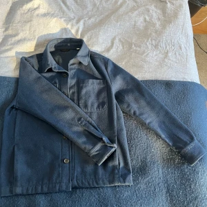 Donce de la sense overshirt - En trendig Mörkblå overshirt från märket donce de la sense i storlek XS. Den är i bra skick och finns inga defekter vad jag ser. Passar perfekt till våren som en tunn jacka. Kostar 1500kr ny pris mitt pris är 700, det är bara höra av sig vid minsta fundering😁.