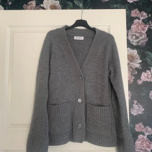 Grå kofta från Wera - Säljer min grå kofta från Wera i storlek S då jag inte fått användning av den. Använd fåtal gånger 🫶🏼