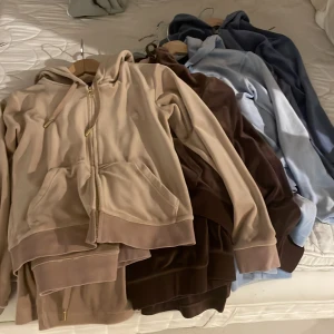 Juicy couture velour set i olika färger - Säljer ett gäng mysiga velour set i olika färger som beige, brun och ljusblå och blå. De har dragkedja och huva, perfekt för en avslappnad uppklädd stil. Säljs för 600kr per set!. Diskuterbart pris. Blå setet är storlek S. Resterande är tröjan S och byxan M. Mycket bra skick då jag tagit väl hand om de.