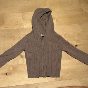 Ny superfin brun stickad hoodie hoodtröja tröja crop från Hollister xxs - Aldrig använd