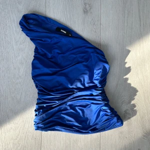 Blå festtopp från BikBok - Snygg blå topp från BikBok. Använt en gång!