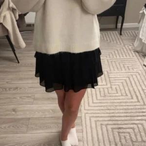 gullig svart volang kjol - jättefin svart volang kjol i storlek S men passar mig som brukar ha XS !!inte min bild!! 