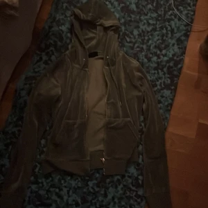 Grå velourjacka från Juicy Couture - Säljer en snygg grön juicy tröja som inte kommer så mycket till användning pris kan diskuteras storlek S!💕