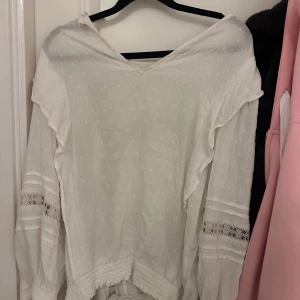 Vit söt blus - Vit blus med spetsdetaljer,inga defekter,kommer tyvärr aldrig till användning💕