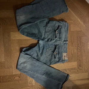 Blå jeans från True Religion - Säljer .de ljusblå true religion jeansen i modellen joey! Köpte på nelly för 1299kr pris kan diskuteras