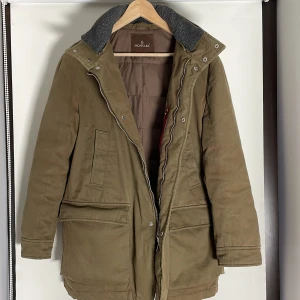 Moncler Field Jacket - Trendig Field jacket från Moncler. Perfekt nu till våren. Jackan är strlk 3 vilket motsvarar ungefär M. Hör gärna av er för fler bilder eller funderingar. En knapp har lossnat men inget som märks vid användning och går lätt att laga