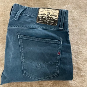 Replay Anbass jeans  - Säljer ett par jeans från Replay. Modellen är Anbass och storlek 33. Schyst blå färg. Priset är inte hugget i sten kan diskuteras‼️
