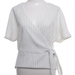 randig omlottopp - Säljer denna superfina vit gråa omlotttoppen från H&M som inte kommer till användning💕💕