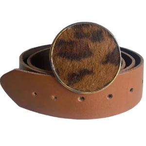 Leopard läderbälte - Brunt leopardmönstrat läderbälte med guldig metall 🤎🐆TOTALA LÄNGD (utan spänne): 99 cm. Jag brukar ha strl S i byxor för referens!!