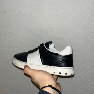 Valentino Flycrew - Säljer dessa feta Flycrews i storlek 40 1 nit borta annars väldigt fräscha! Box medföljer!