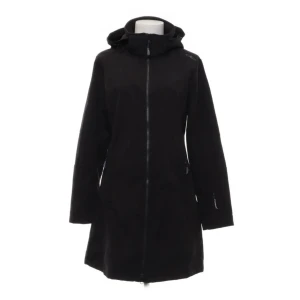 Svart vind regn kappa från CMP strl M Ny - Snygg svart kappa från CMP med dragkedja och huva. Tillverkad i polyester och elastan för en bekväm passform. Perfekt för kyligare dagar. Fodrad med fleece. Två fickor fram med dragkedja.