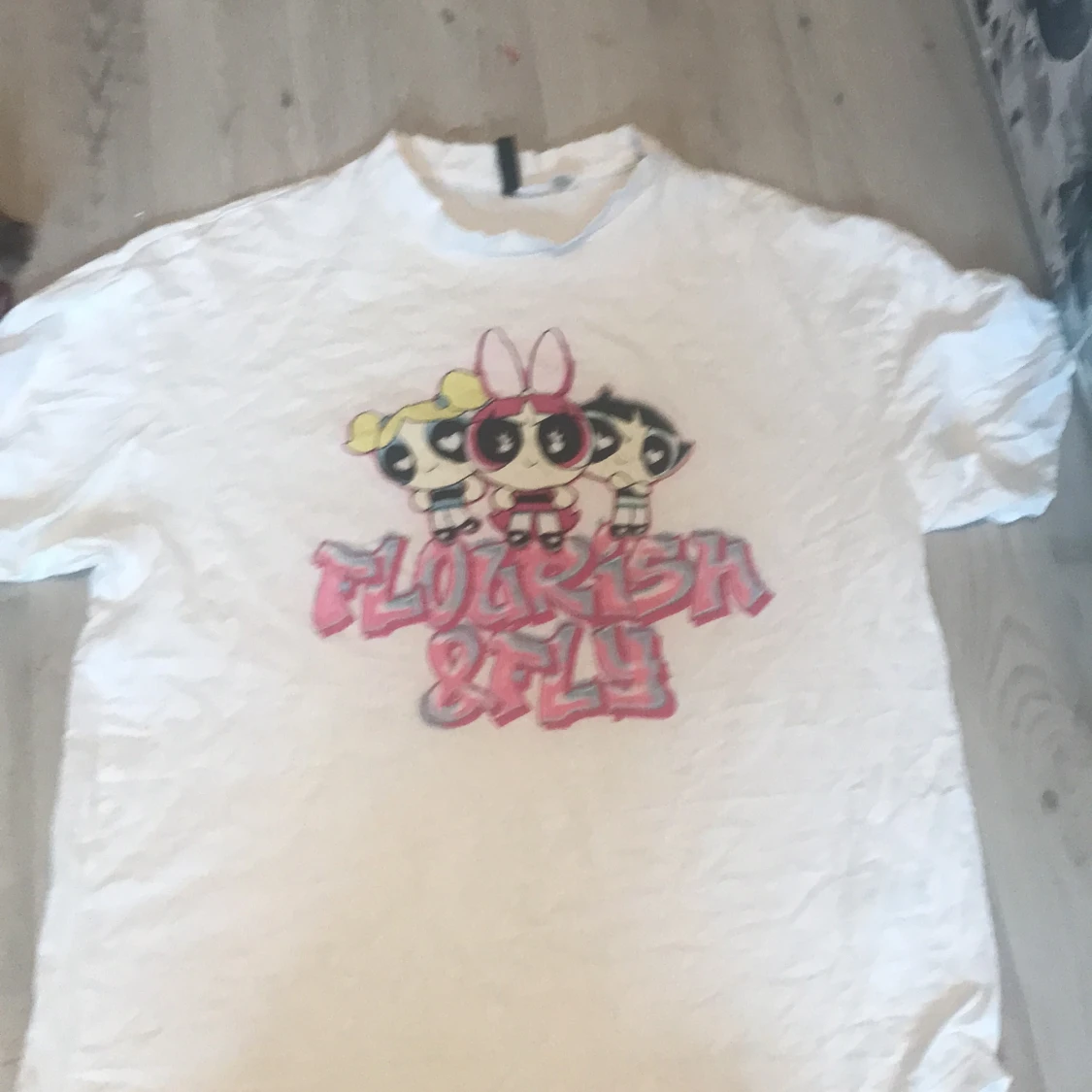 Vit t-shirt med Powerpuffpinglorna från H&M Divided