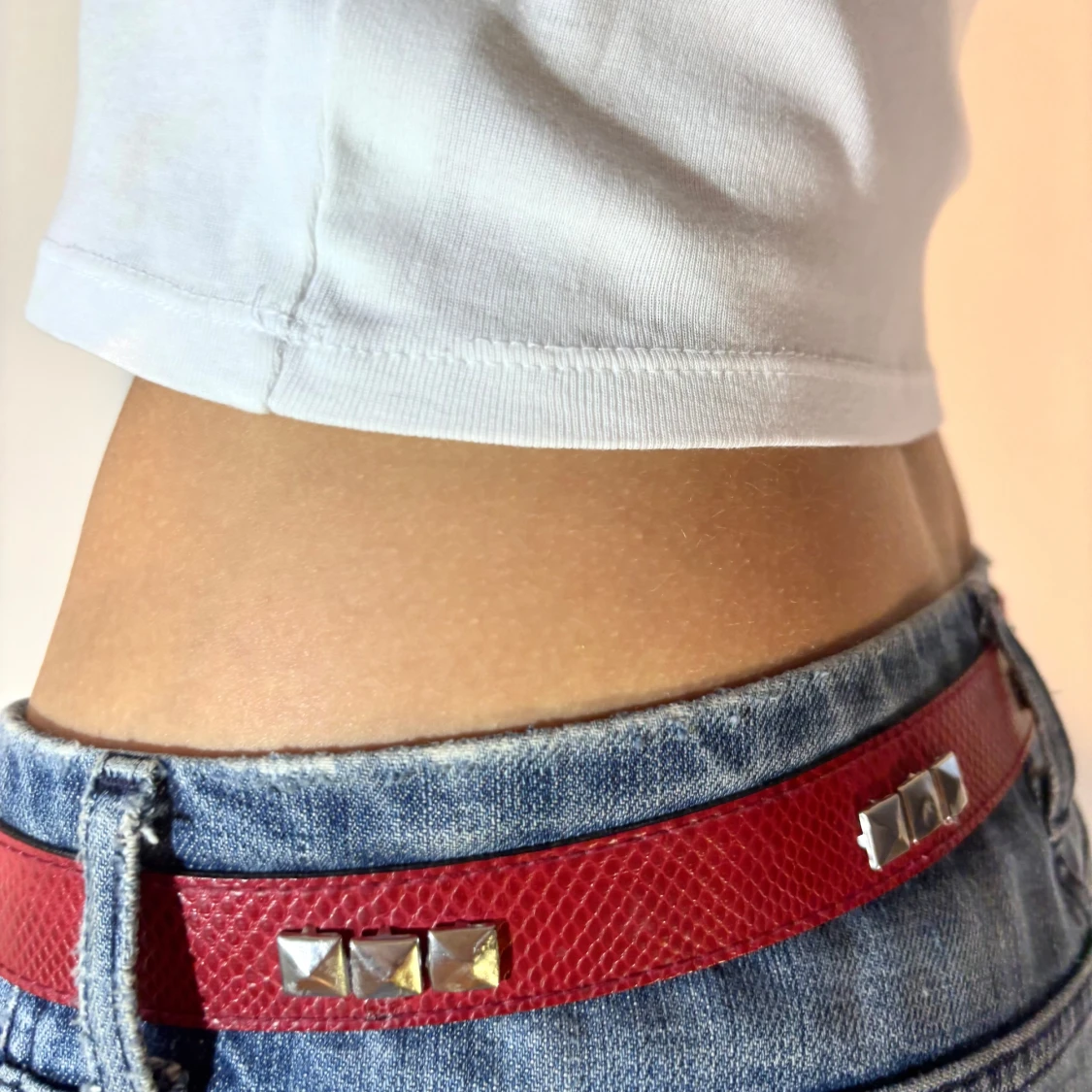 Rött bälte med nitar - 3