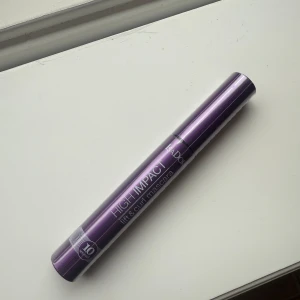 High Impact Lift & Curl Mascara NY - IsaDora High Impact Lift & Curl Mascara i färgen 30 Black. Denna mascara kommer i en stilren lila tub och lovar att ge dina fransar både lyft och böj. Perfekt för att skapa en dramatisk look med intensiv svart färg.