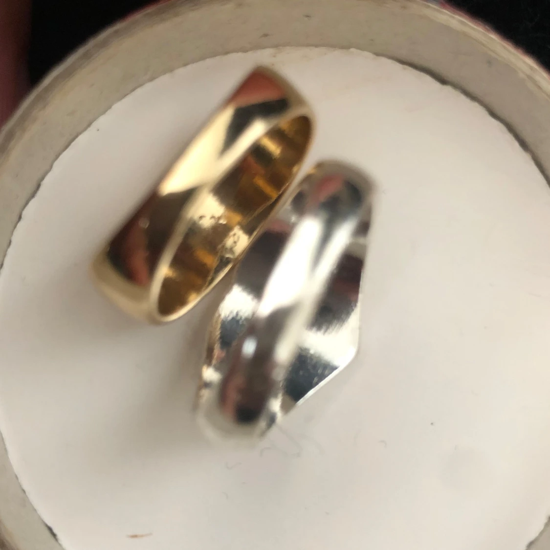 Två ringar med yin-yang-motiv - 3