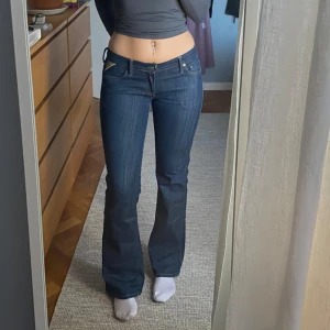 Lågmidjade Replay Jeans - Jättesnygga mörkblå lågmidjade jeans från Replay. För referens är jag 174.