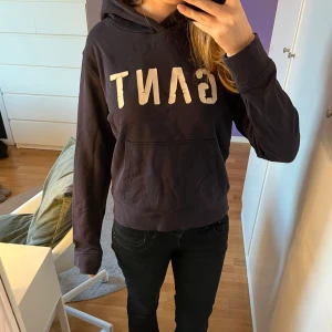 Gant hoodie - Säljer denna gant hoodie i marinblått (ljuset är lite dåligt så den ser inte marinblå ut). Den är ganska gammal och inte superbra skick men funkar ändå. Defekter: trycket. Den är endast skrynklig för att den inte varit vikt, så det är alltså inte permanent. 