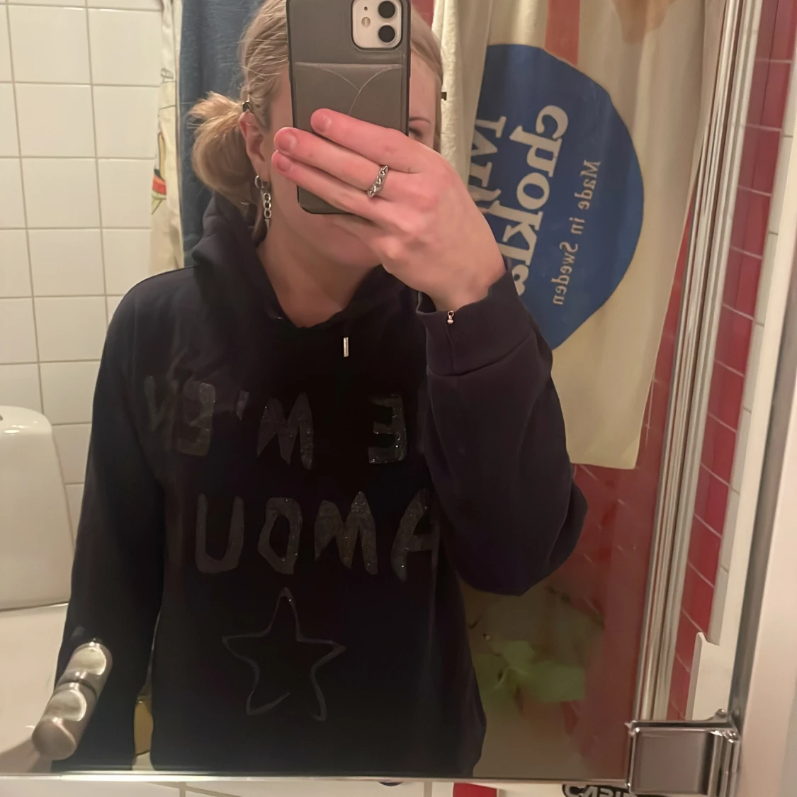 Svart hoodie med text och stjärna