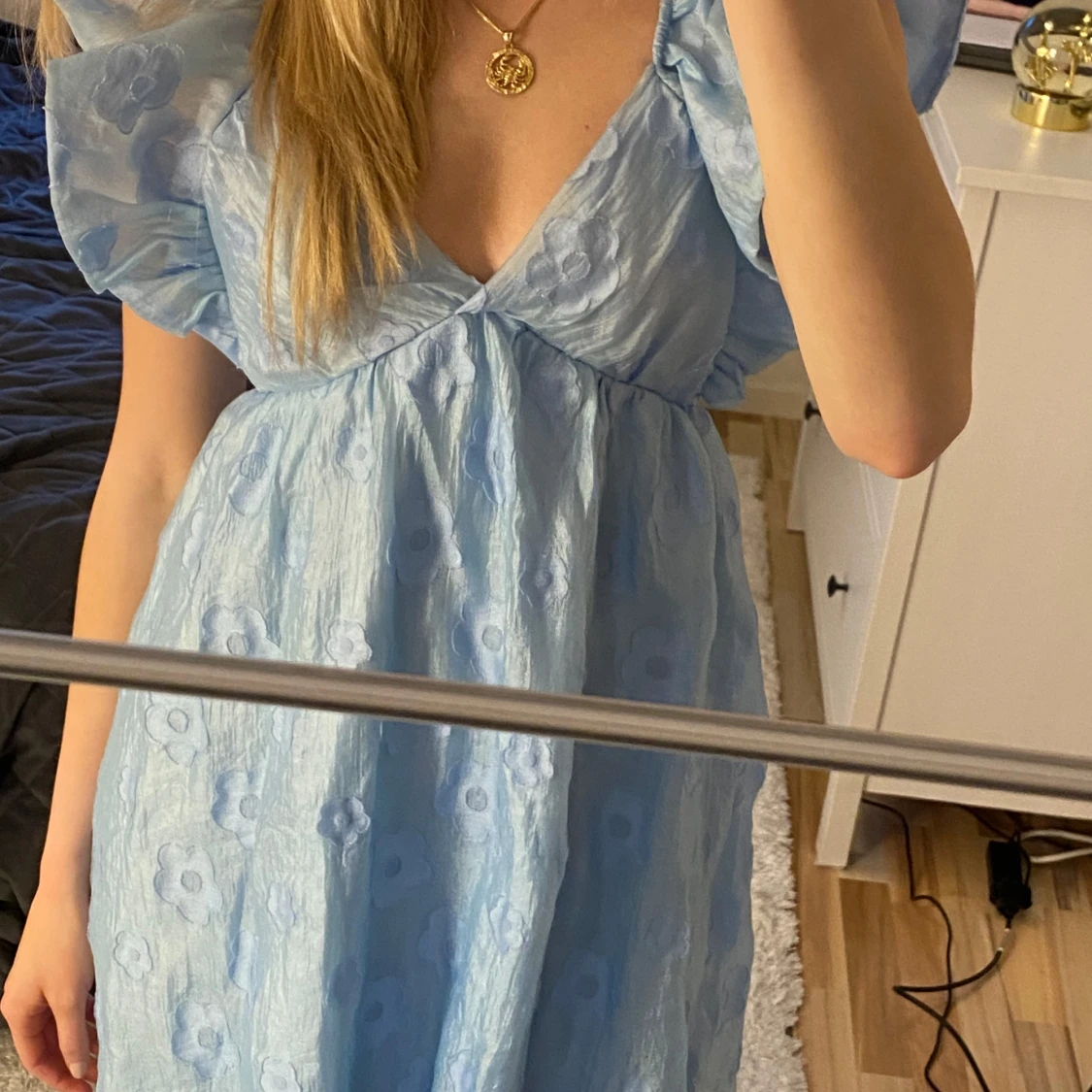 Ljusblå klänning med volangdetaljer - 1