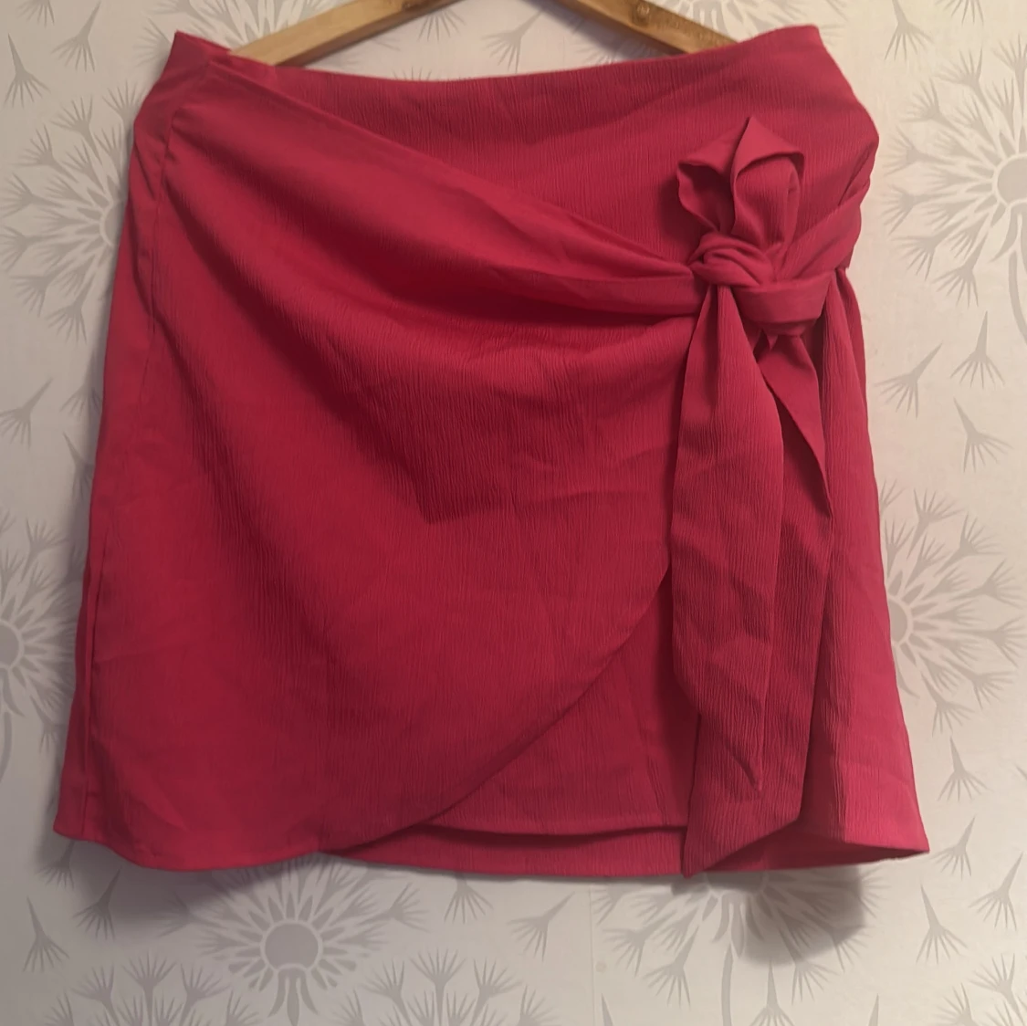 Rosa omlottkjol med rosett