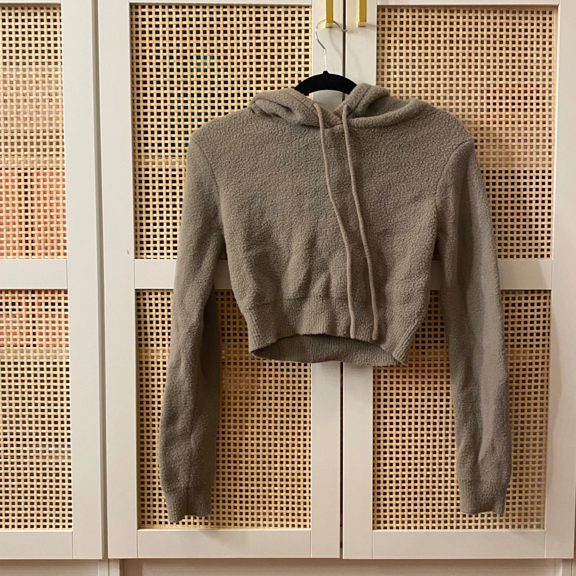 Beige stickad tröja med luva