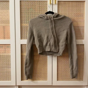 Beige stickad tröja med luva - En jättesöt stickad tröja i beige som ej har använts för att den är för liten💕