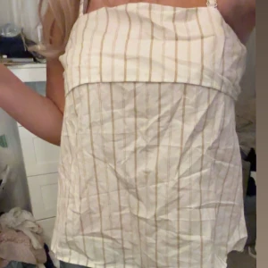 Randig  topp -  Fint randigt linne i vit och bege. Från h&m, aldrig använd med prislapp kvar. Storlek S