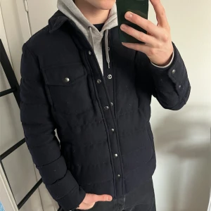 Quiltad dunjacka från Ralph Lauren  - Hej! Säljer nu denna quiltade Ralph lauren jackan som passar perfekt till våren!| Storlek M | Nyrpis 7000 | Mitt pris 1699