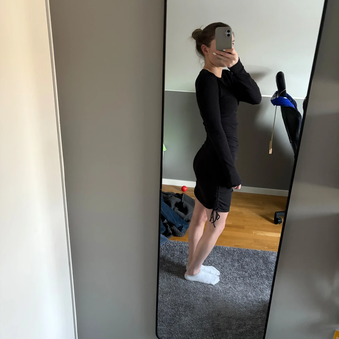 Svart ribbad klänning - 1