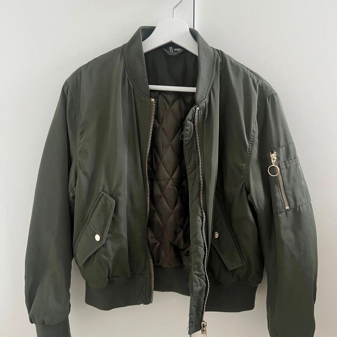Olivgrön bomberjacka - 1